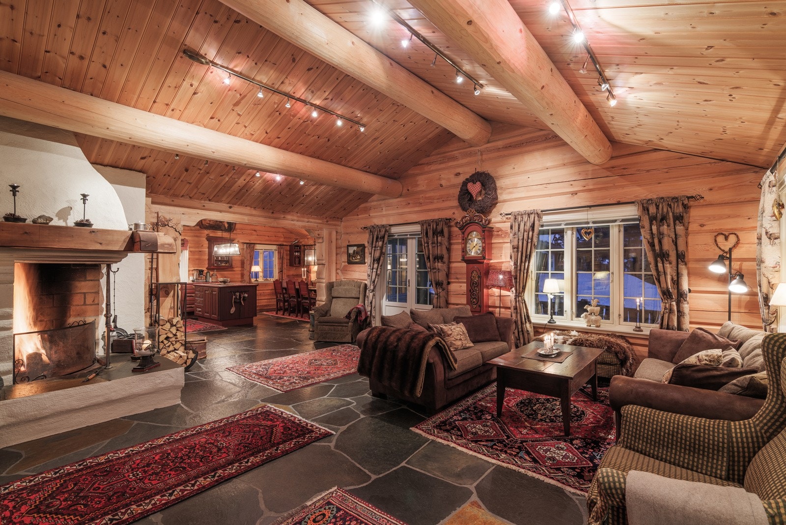 I hjørnet av stuen er det murt opp en åpen peis uten innsats. Galleribilde