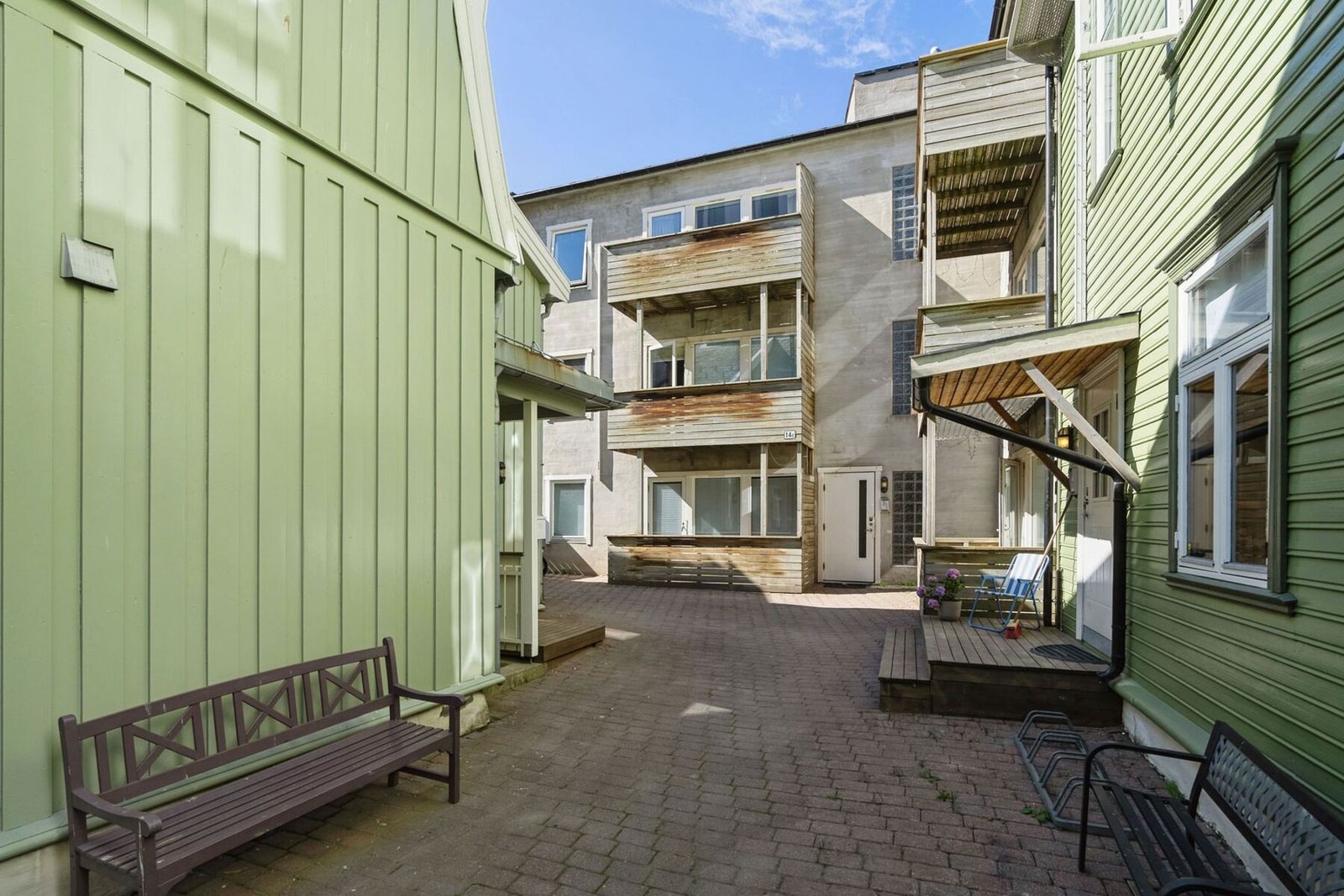 Felles, steinlagt gårdsplass for sameiet Galleribilde
