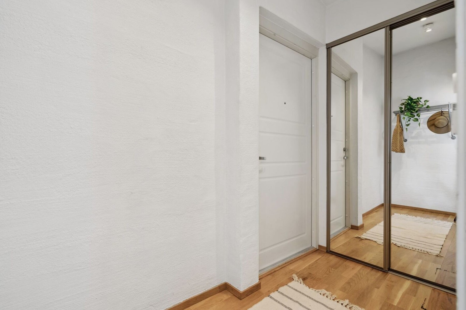 Velkommen inn - entré med skyvedørsgarderobe med speilglass Galleribilde