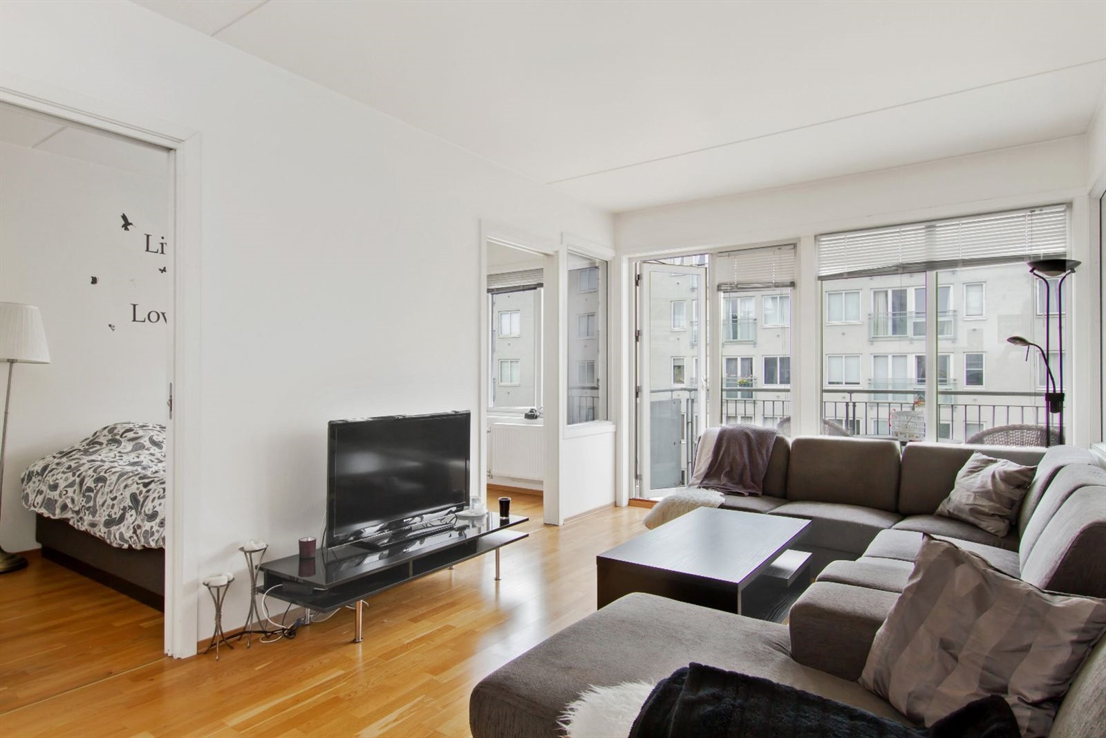 Lys stue med praktisk planløsning og store vindusflater. Galleribilde