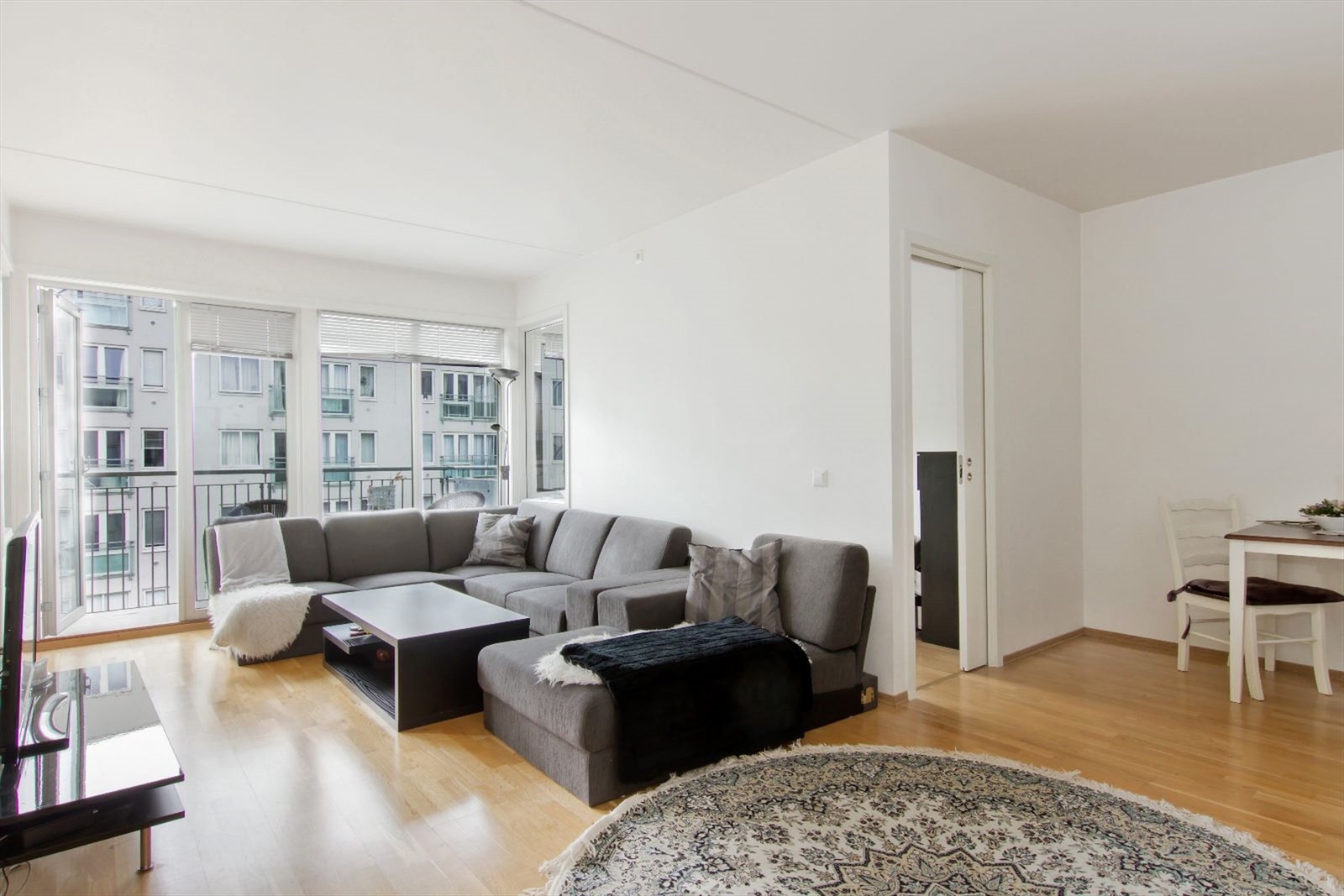 God plass til stor sofa og andre tilhørende møbler. Galleribilde