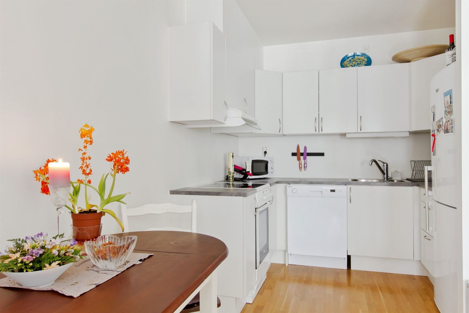 Åpent og lyst kjøkken med masse oppbevaringsplass og plass til spisebord. Galleribilde