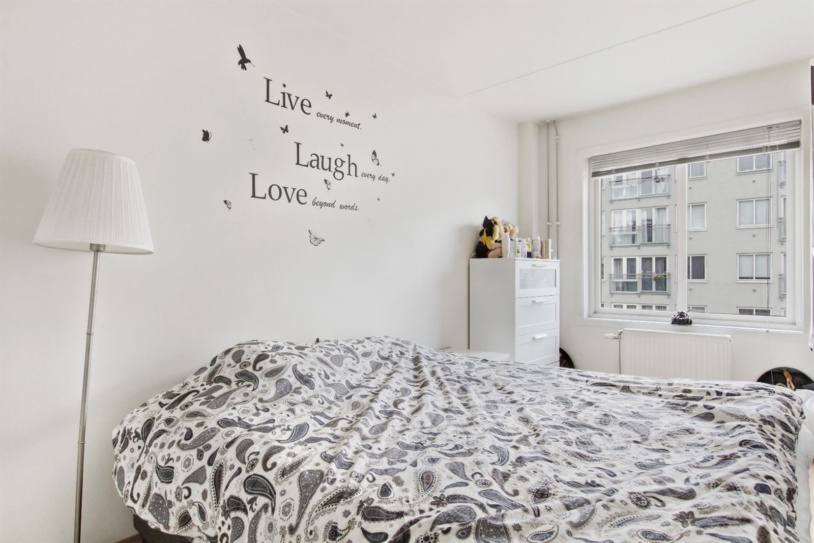 Romslig og lyst soverom med plass til dobbeltseng, nattbord og garderobeskap. Galleribilde