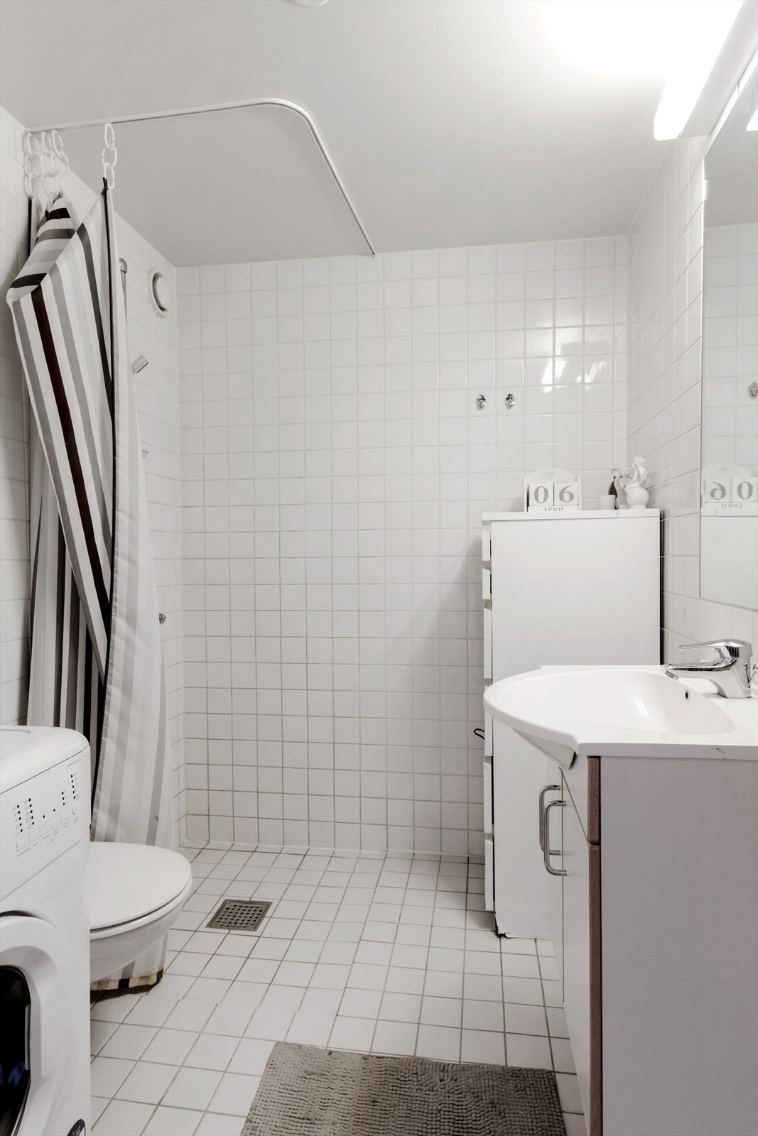 Pent flislagt baderom med opplegg til vaskemaskin og tørketrommel. Galleribilde