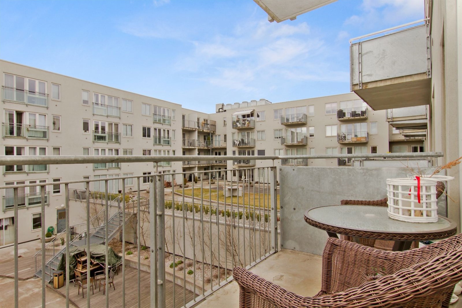 Balkongen er romslig og har plass til utemøbler. Galleribilde