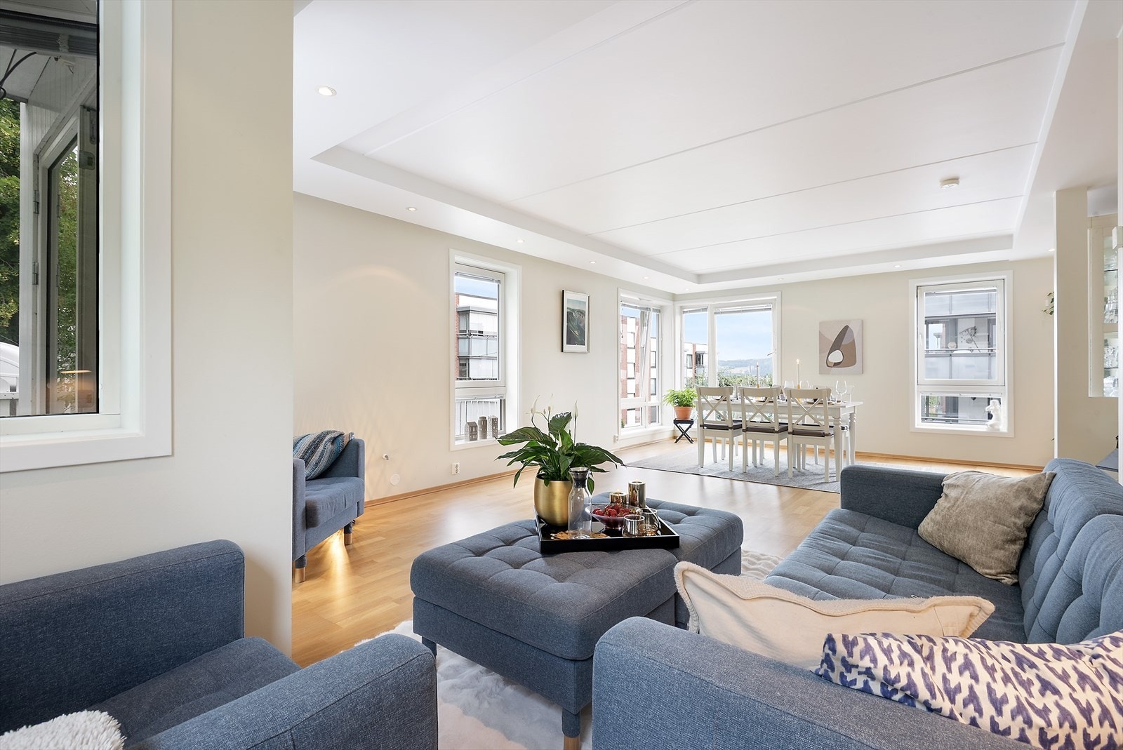 Lys og luftig stue/ spisestue. Galleribilde