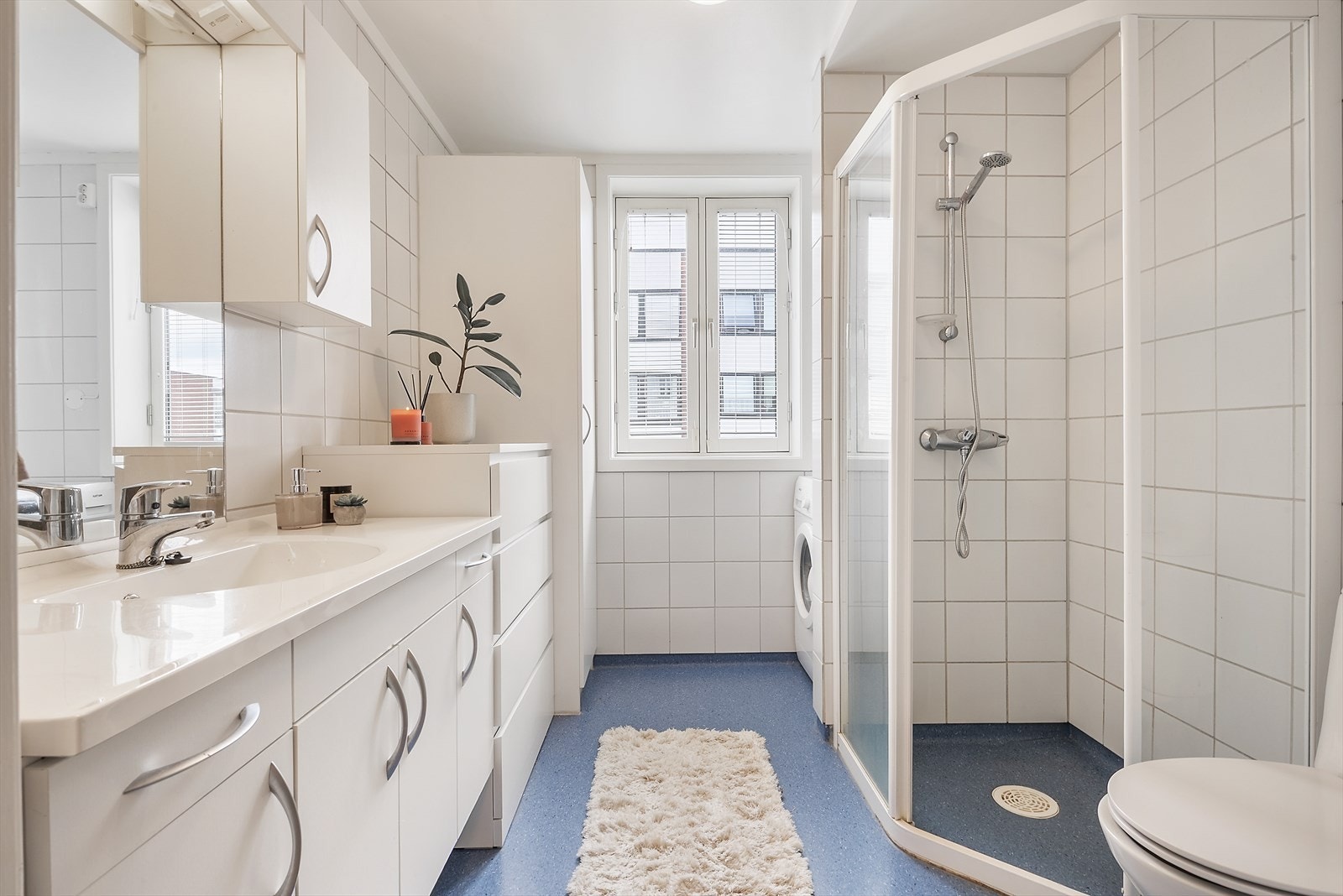 Bad med dusj og opplegg for vaskemaskin. Galleribilde