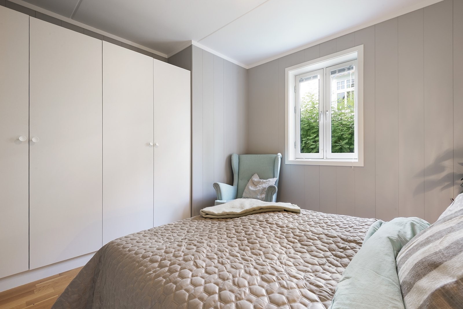 Soverommet har godt med garderobeskap. Galleribilde