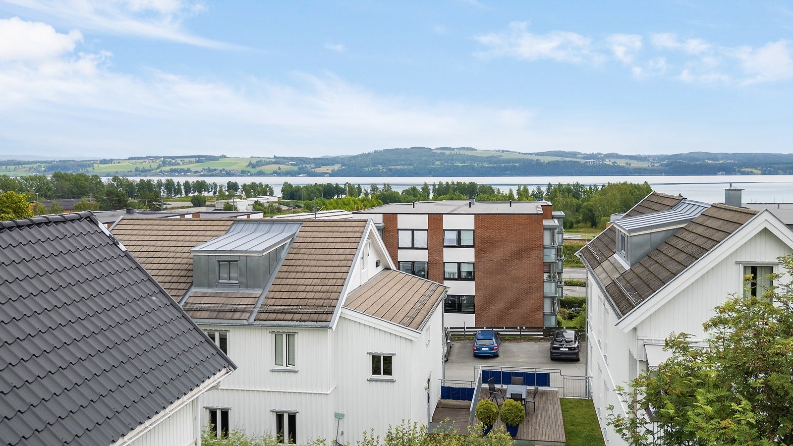 Gangavstand til sentrumsfasiliteter og Mjøsa. Galleribilde