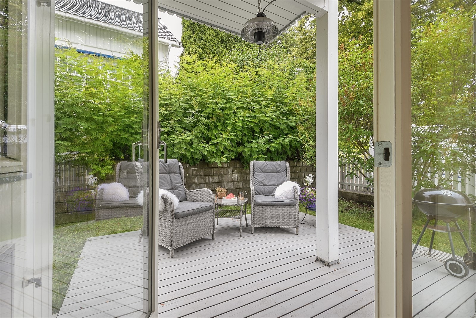 Hyggelig uteplass hvor man kan nyte solrike dager. Galleribilde