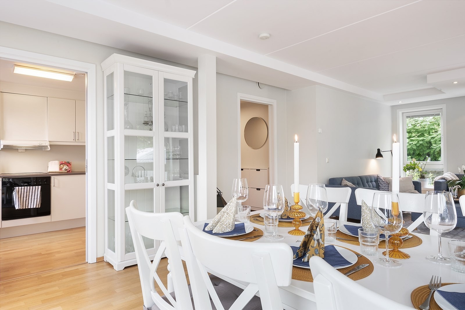 Fin plass til spisestuemøblement i tilknytning til kjøkkenet. Galleribilde