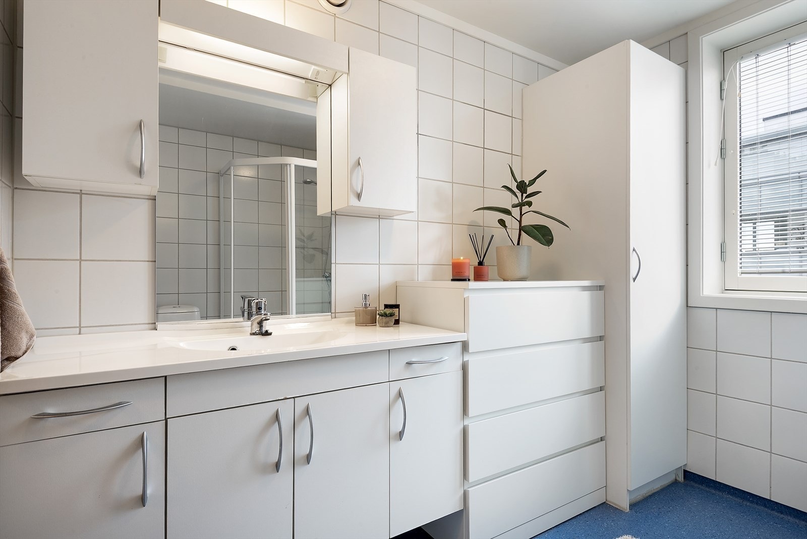 Bad med lys innredning. Galleribilde