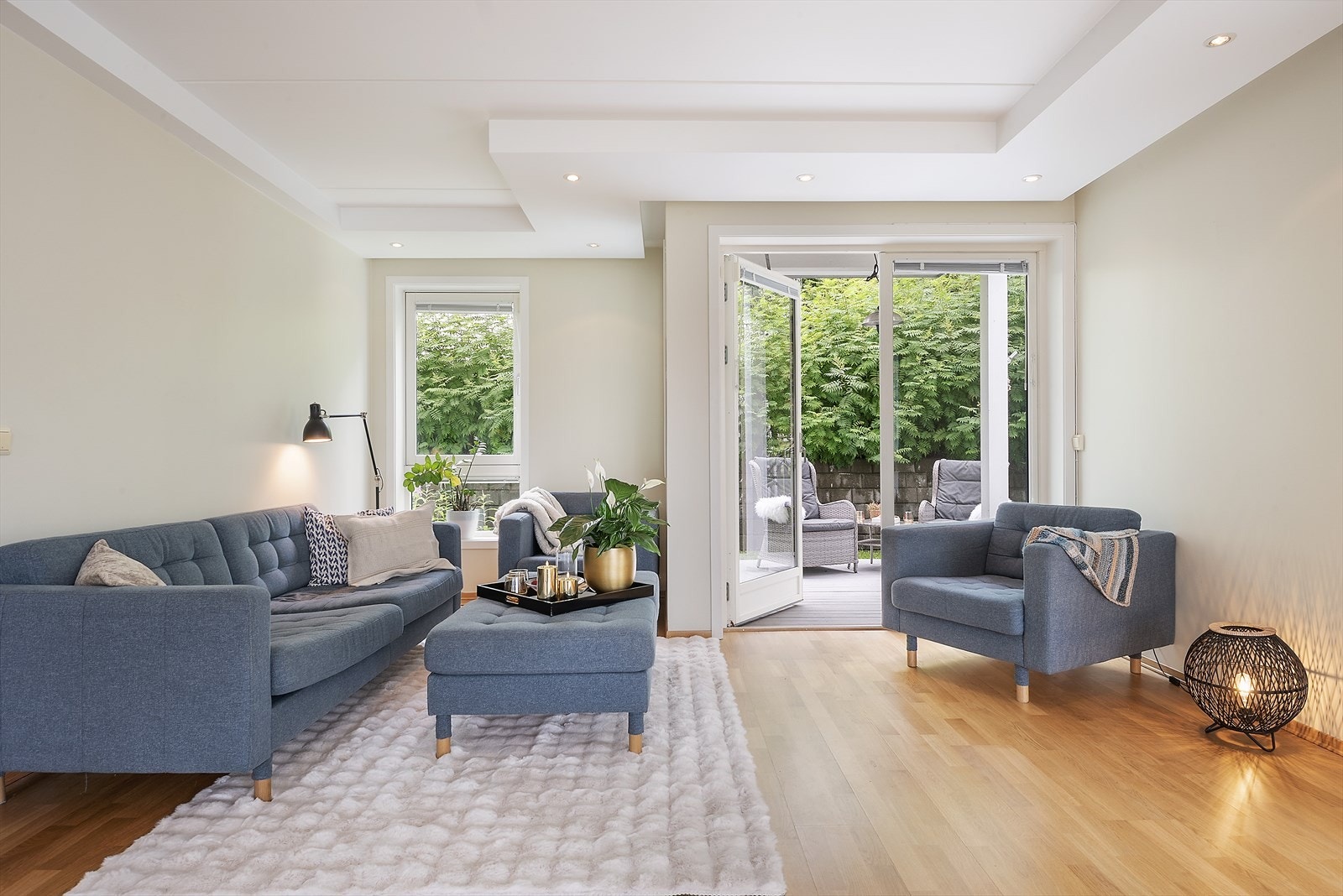 Utgang til hyggelig uteplass. Galleribilde