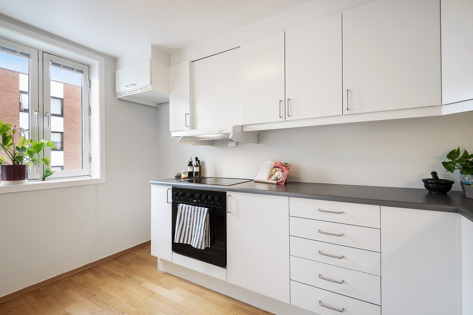 Lys kjøkkeninnredning. Galleribilde