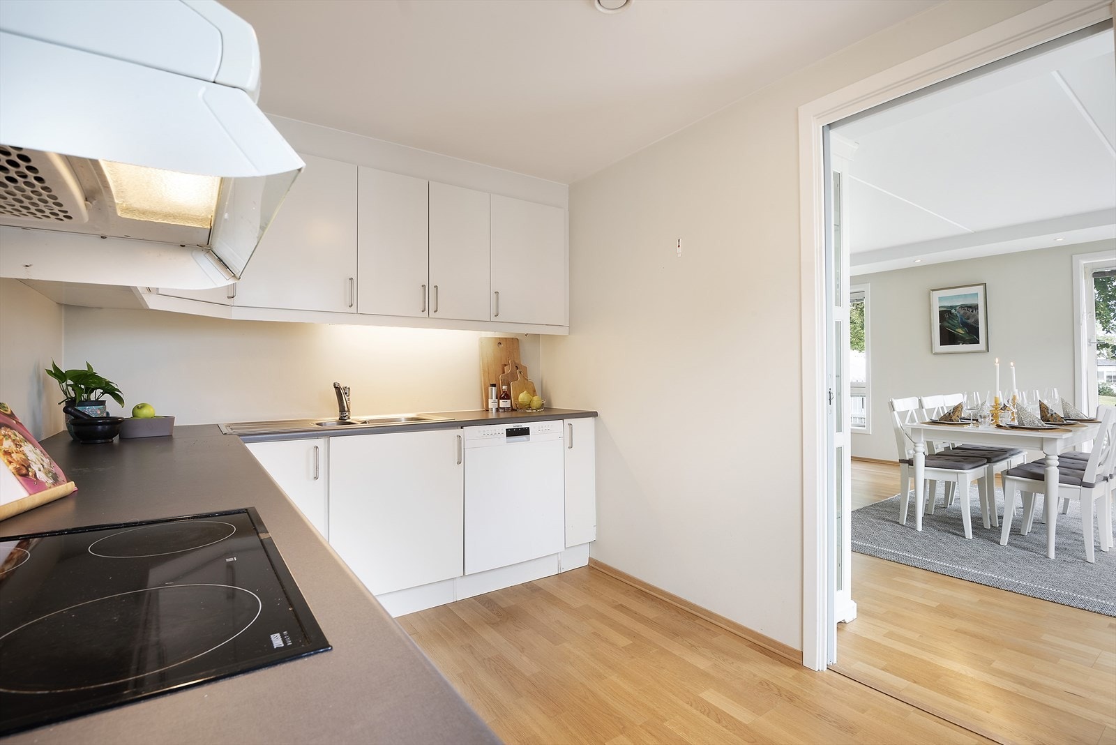 Kjøkken med adkomst til stue. Galleribilde