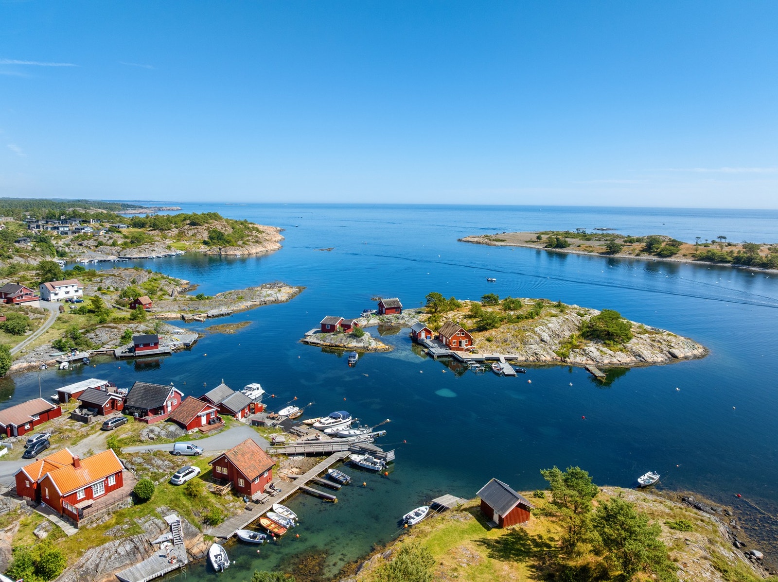 Nydelig område med sjø, holmer og sørlandsidyll. Galleribilde