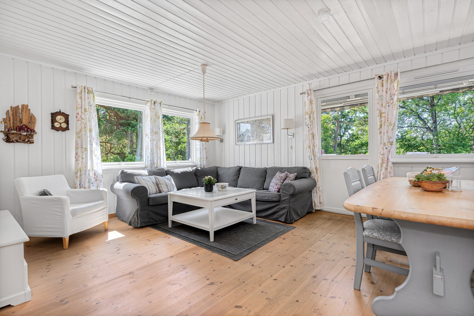 På stuevindu på ene veggen er det persienner med motor. Galleribilde