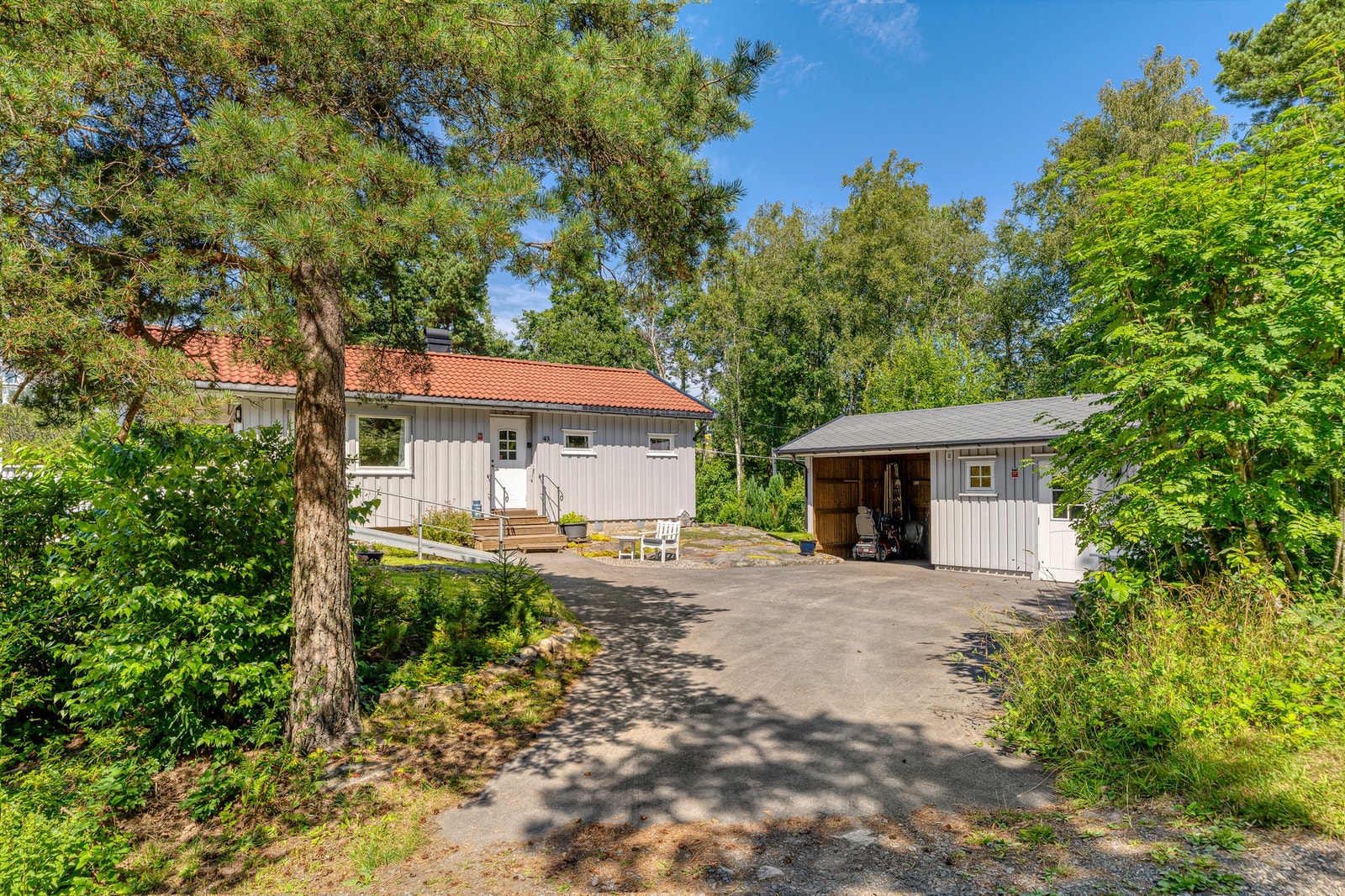 Stort gårdstun med plass til å parkere flere biler Galleribilde