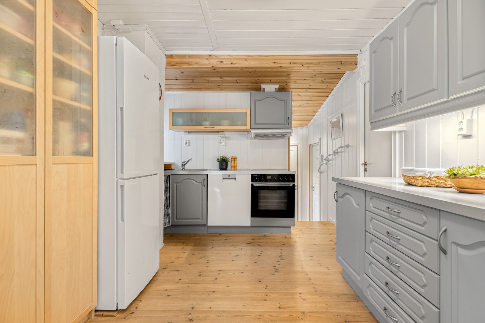 Kjøkkenet er pent og innehar det man trenger av skap og benkplate. Galleribilde