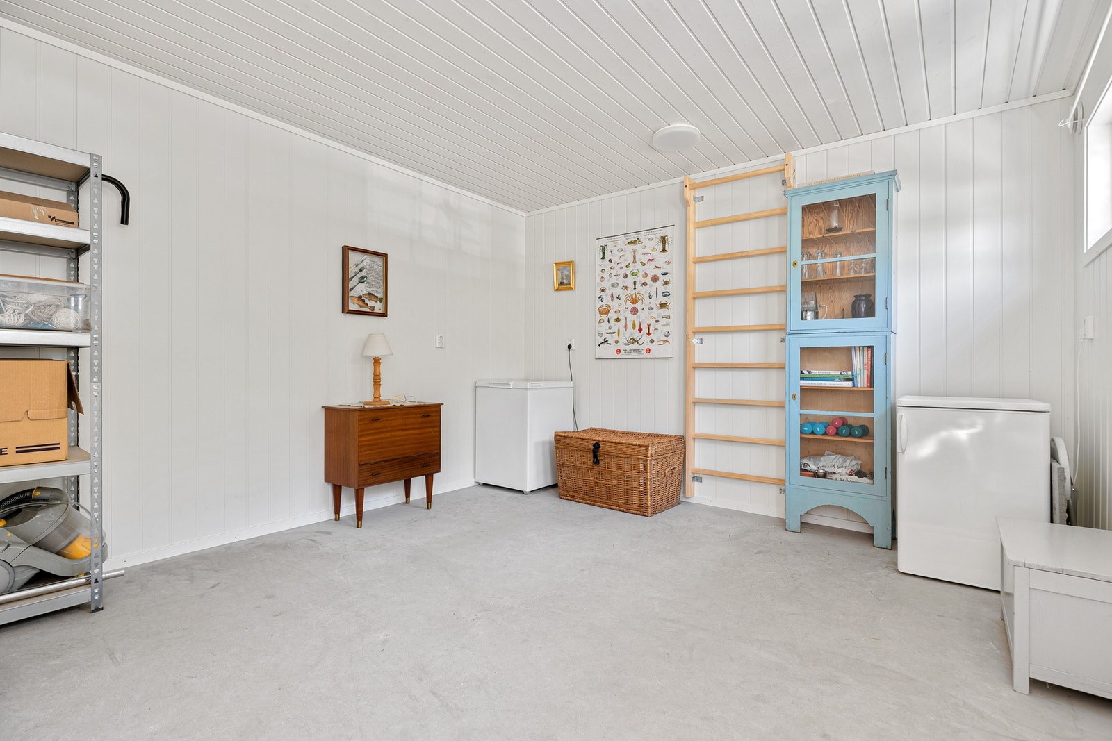 Stort rom i frittliggende bod. Galleribilde