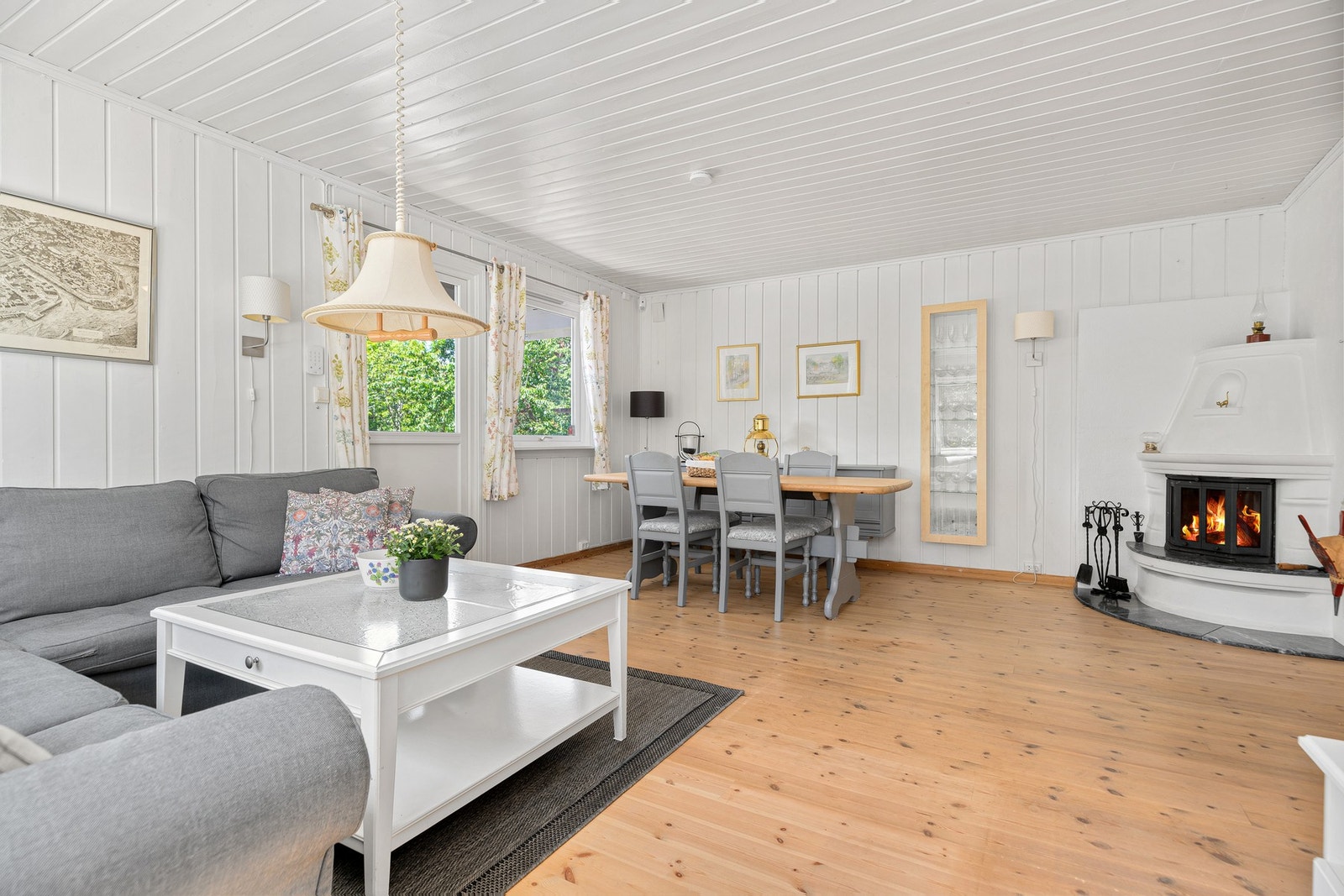 Stuen har gode møbleringsmuligheter, og peisen er for kos og kalde dager. Galleribilde