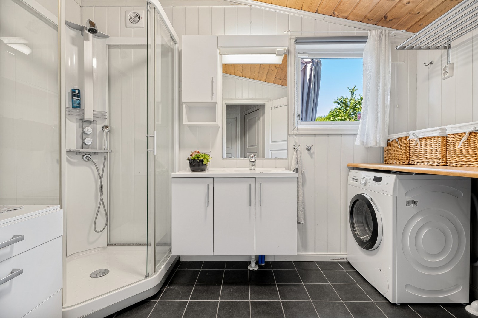 Bad med fliser og varme i gulv.
Opplegg til vaskemaskin. Galleribilde