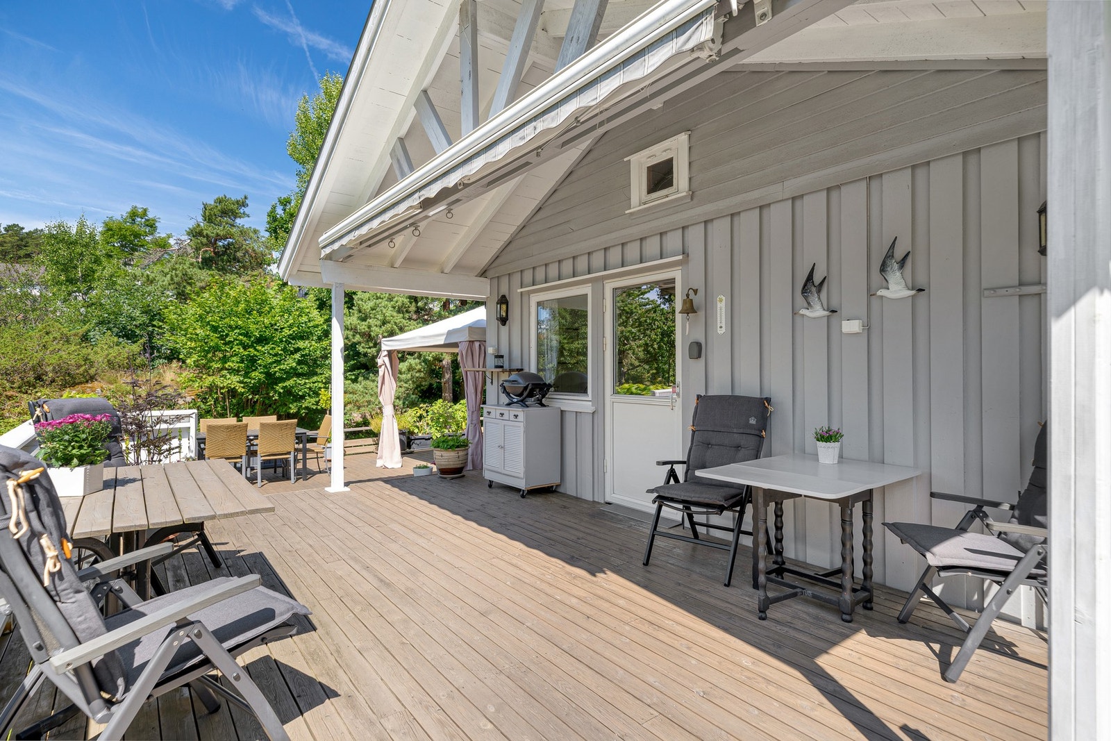 Her finner man både terrasse markise som gir en forlengelse av utearealet. Galleribilde