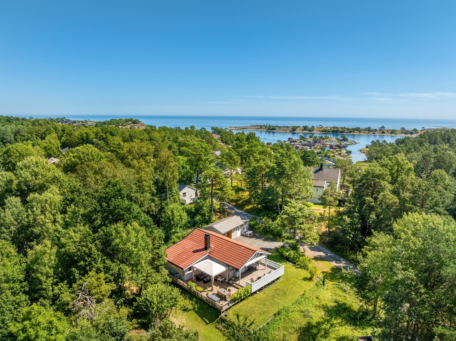 Velkommen til Hytte på Skarestrand med kort vei til egen bryggeplass. Galleribilde