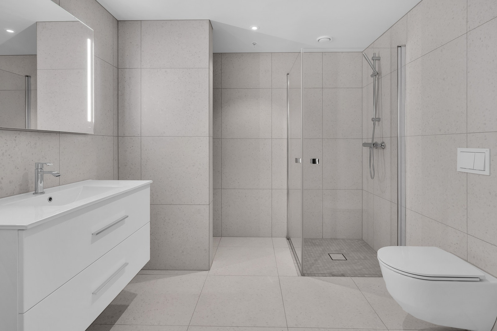 Baderom nr. 2 med opplegg til vaskemaskin og dimmbare spotter i taket. Galleribilde