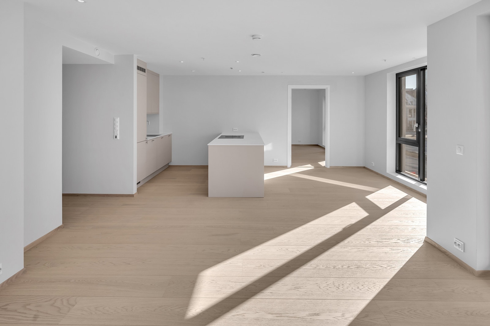 Leiligheten har åpen stue/kjøkken løsning med spotter i taket for god belysning. Kjøkkenområdet har god plass til spisegruppe. Galleribilde