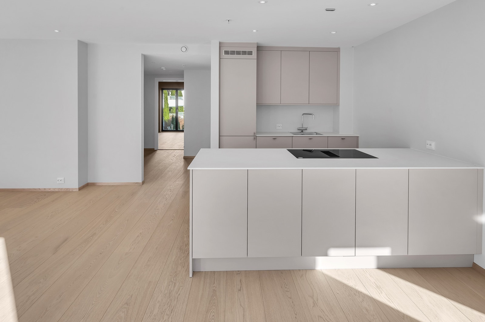 Leiligheten er moderne med lyse overflater og parkett på gulvet. Galleribilde