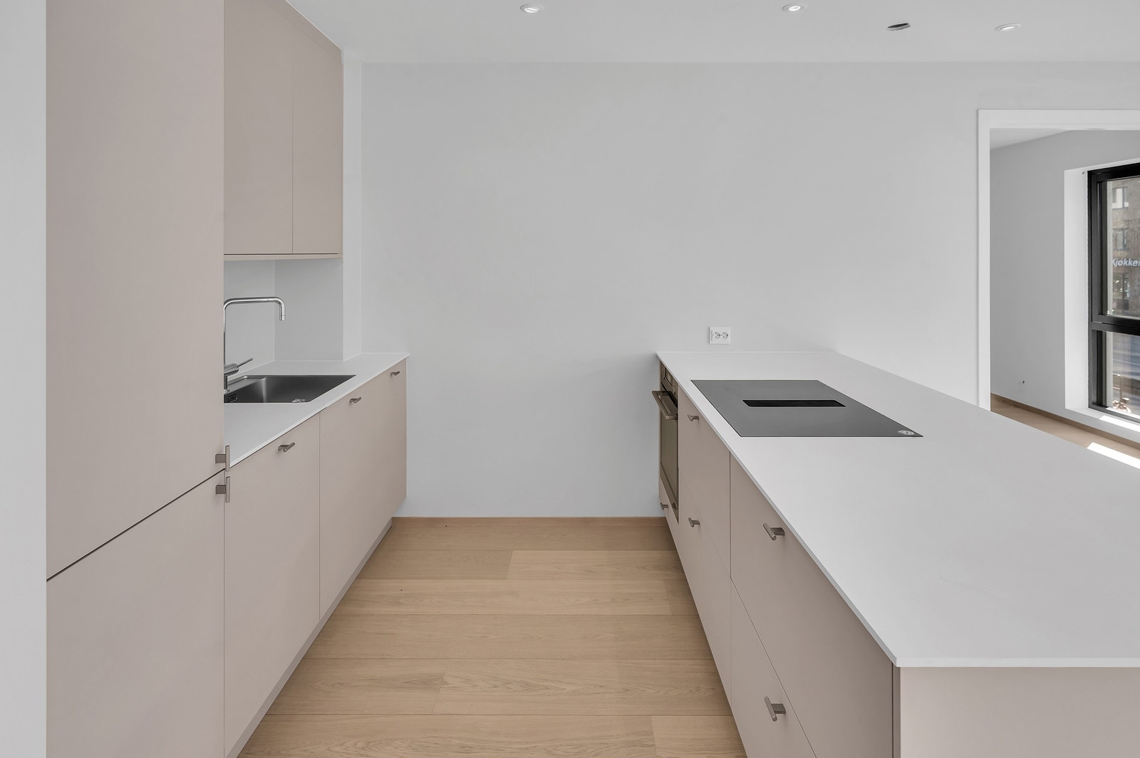 Velkommen til Festningsgata 44! Kjøkkenet er romslig og moderne med integrerte hvitevarer. Galleribilde