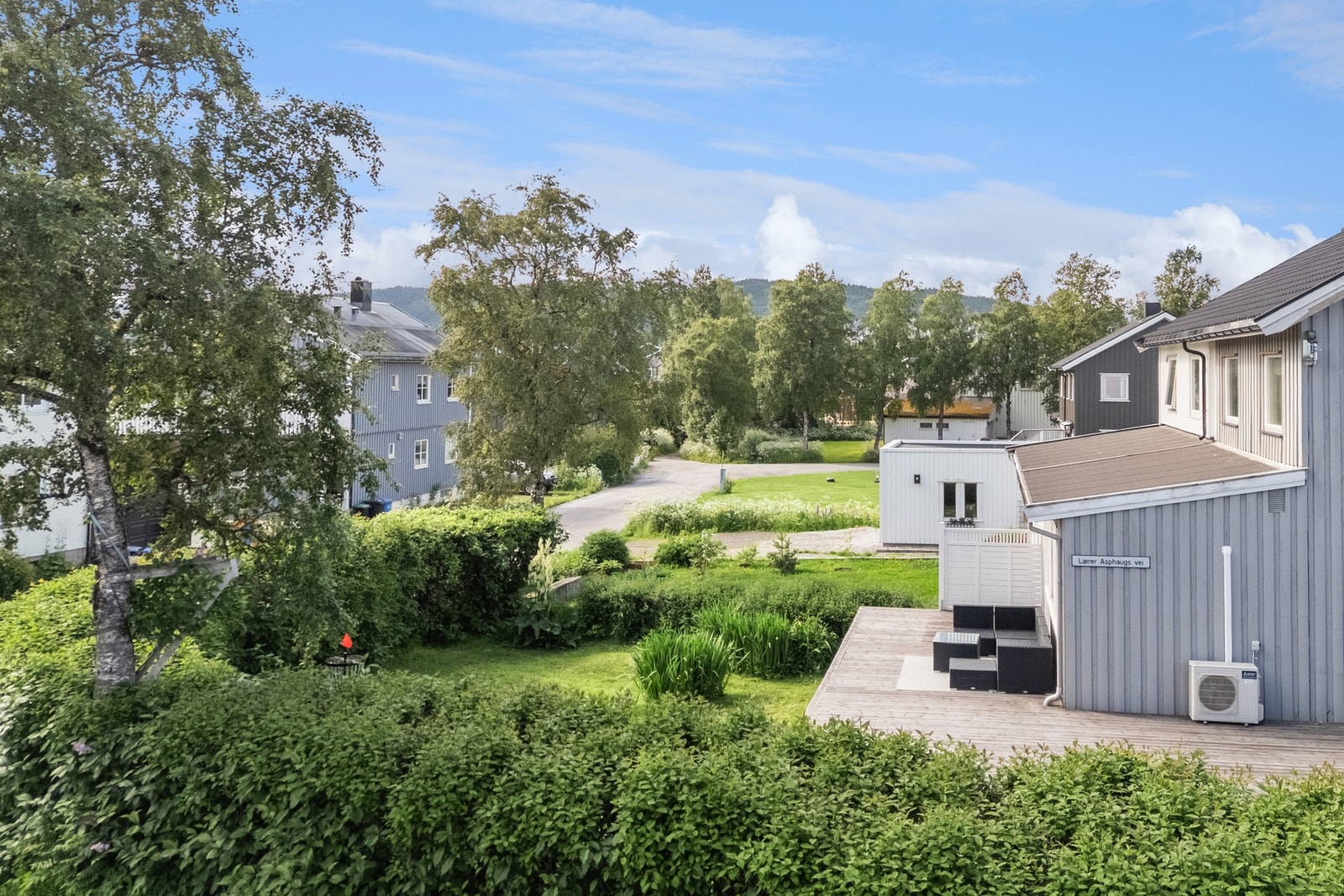 Fin delvis skjermet hage Galleribilde