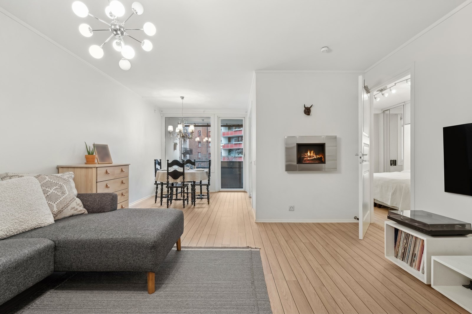 Gulv til tak høye vinduer gir gode lysforhold til rommet Galleribilde