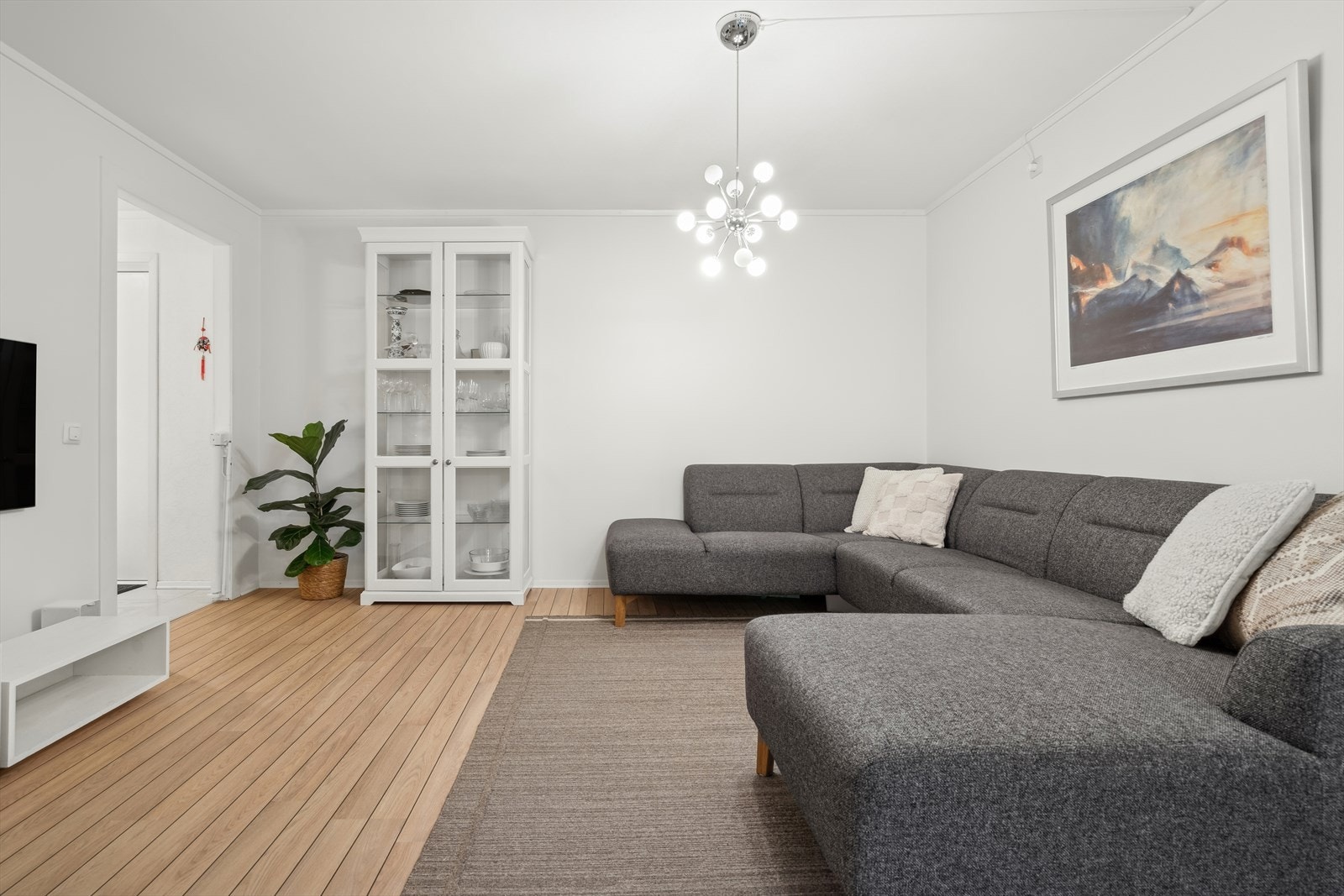 Vegger og gulv ble totalrenovert i 2019/20. Gjennomgående skipsgulv laminat i stue og soverom Galleribilde