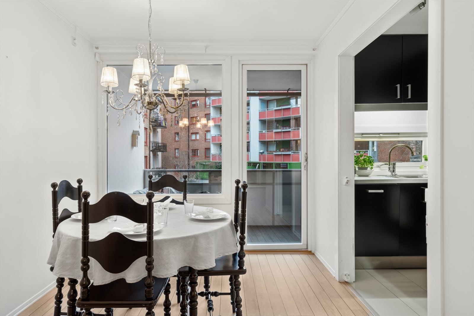 God plass i spisestue til langbord hvis ønskelig Galleribilde