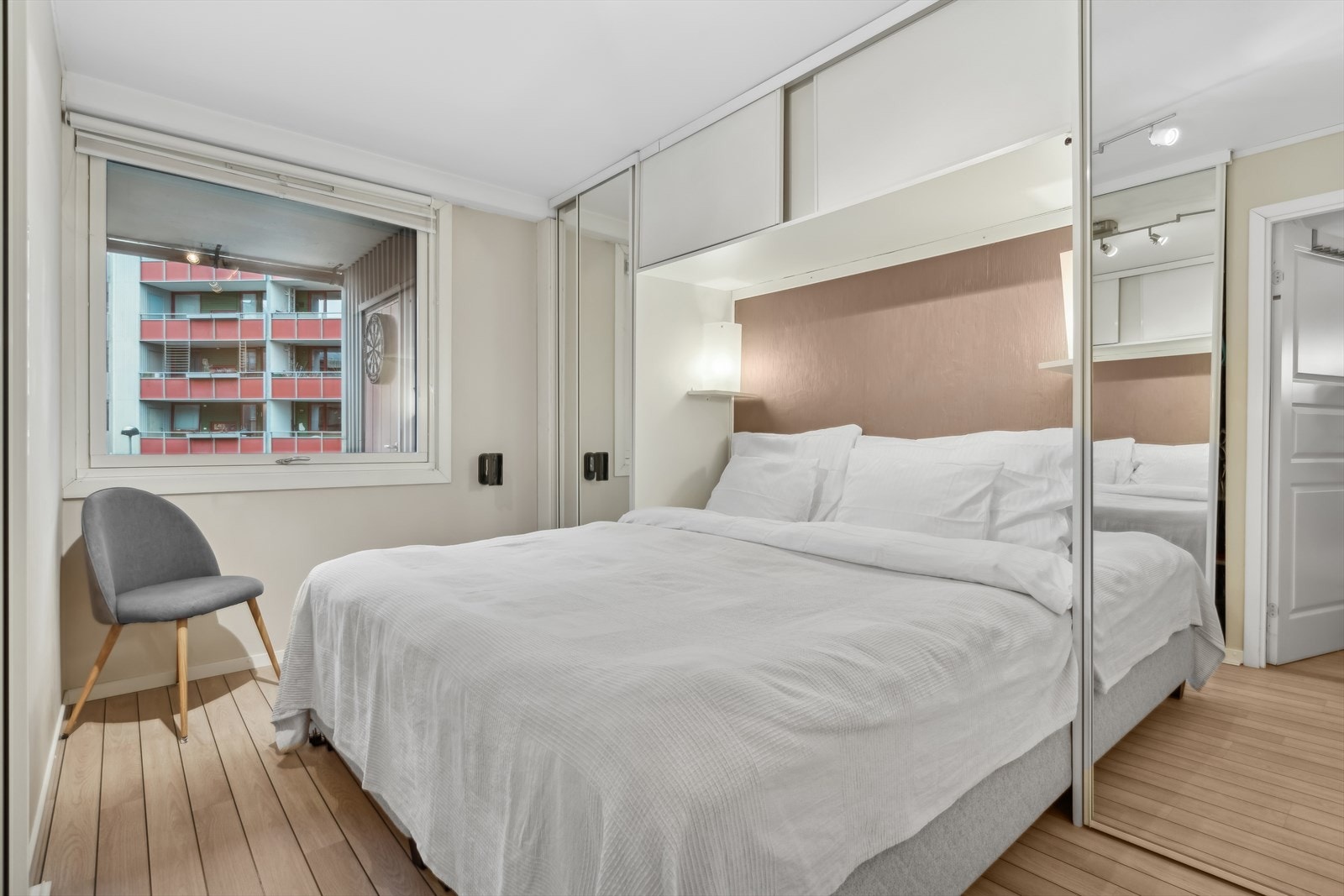 Soverom med praktisk garderobeløsning som gir en god utnyttelse av rommet Galleribilde