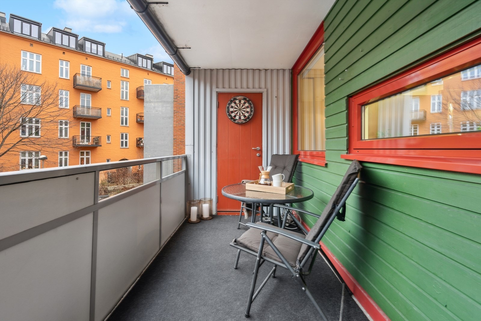 Balkongen vender mot nordvest og får noe ettermiddagssol Galleribilde