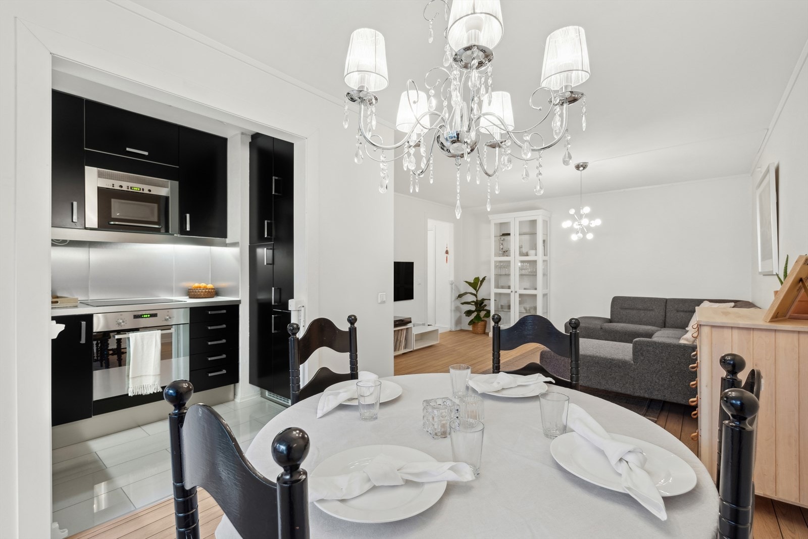 Stuen og kjøkkenet er gjort i en delvis åpen løsning, men blir tydelig delt opp i to soner med spisestue og stue Galleribilde