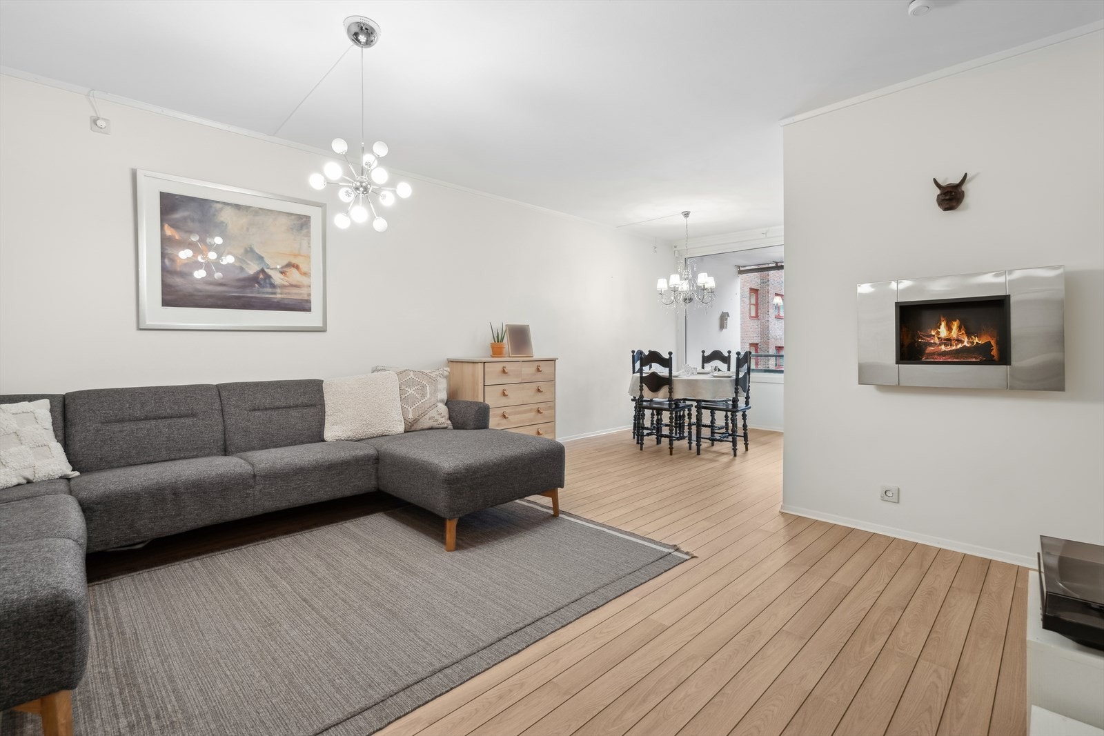 Stuen er av god størrelse og kan enkelt innredes med sofagruppe og spisebord Galleribilde