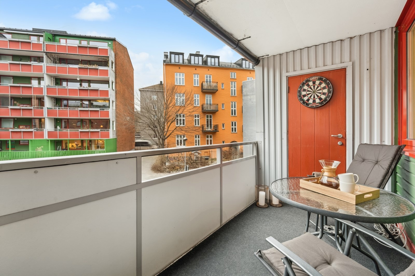 Romslig balkong på hele 10 kvm, vendt inn mot stille bakgård Galleribilde