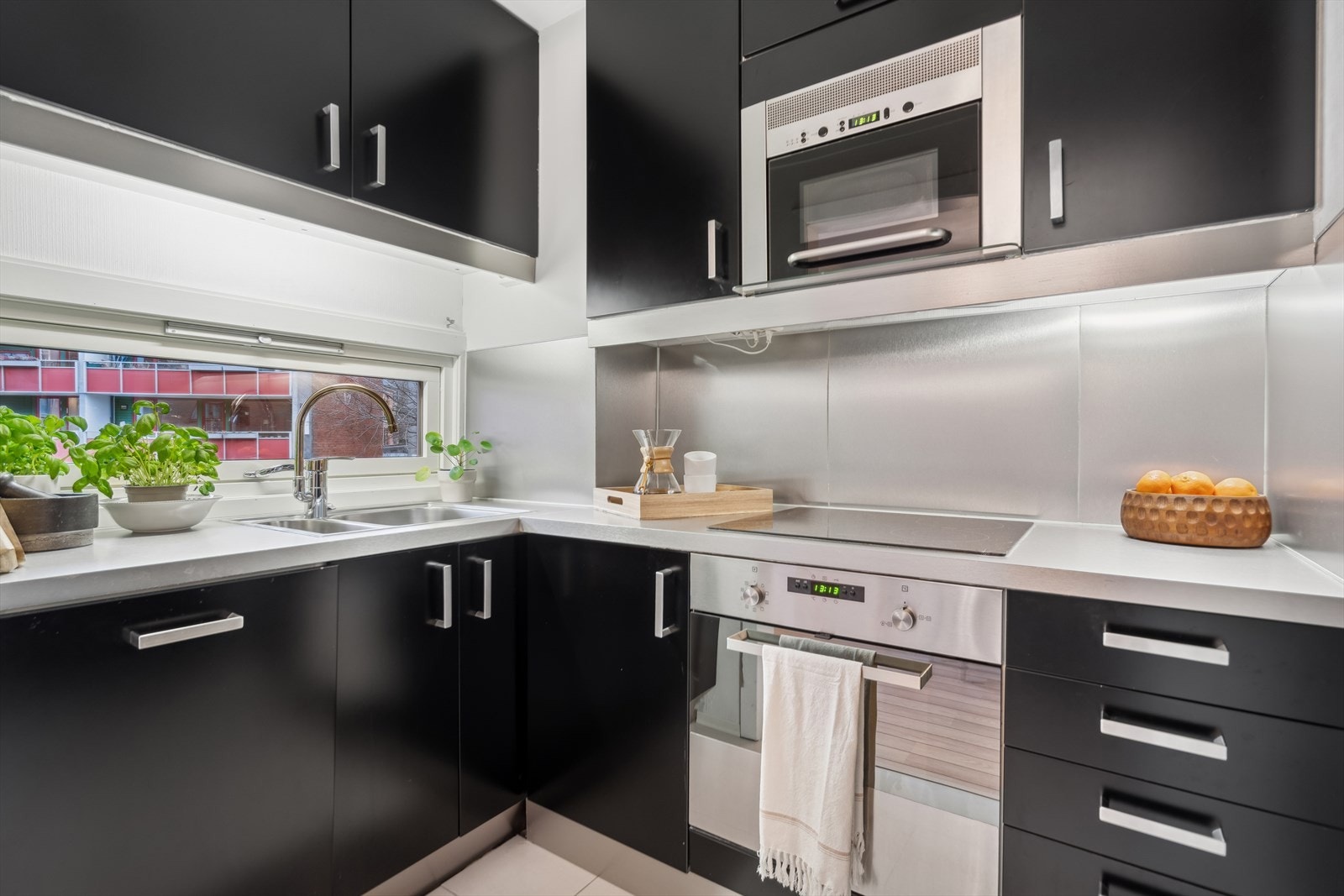 Godt med lagring i over- og under-skap Galleribilde