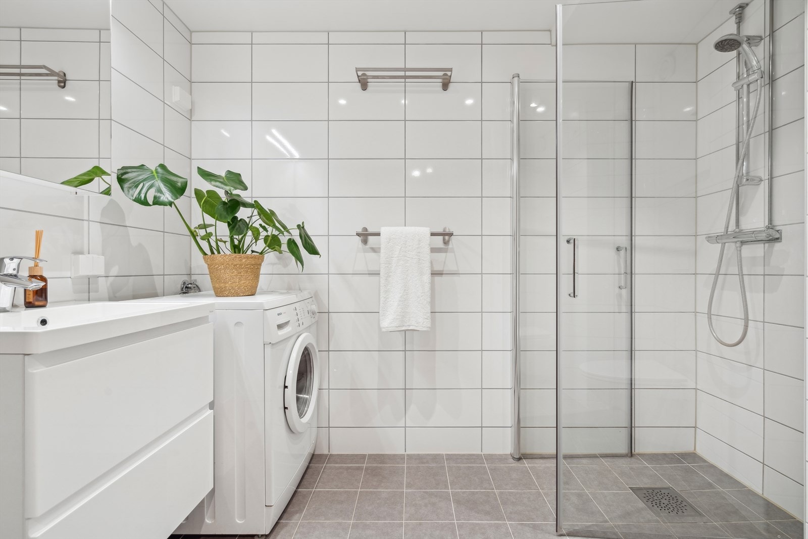 Baderom ble totalrenovert i 2020 og holder en meget god standard Galleribilde