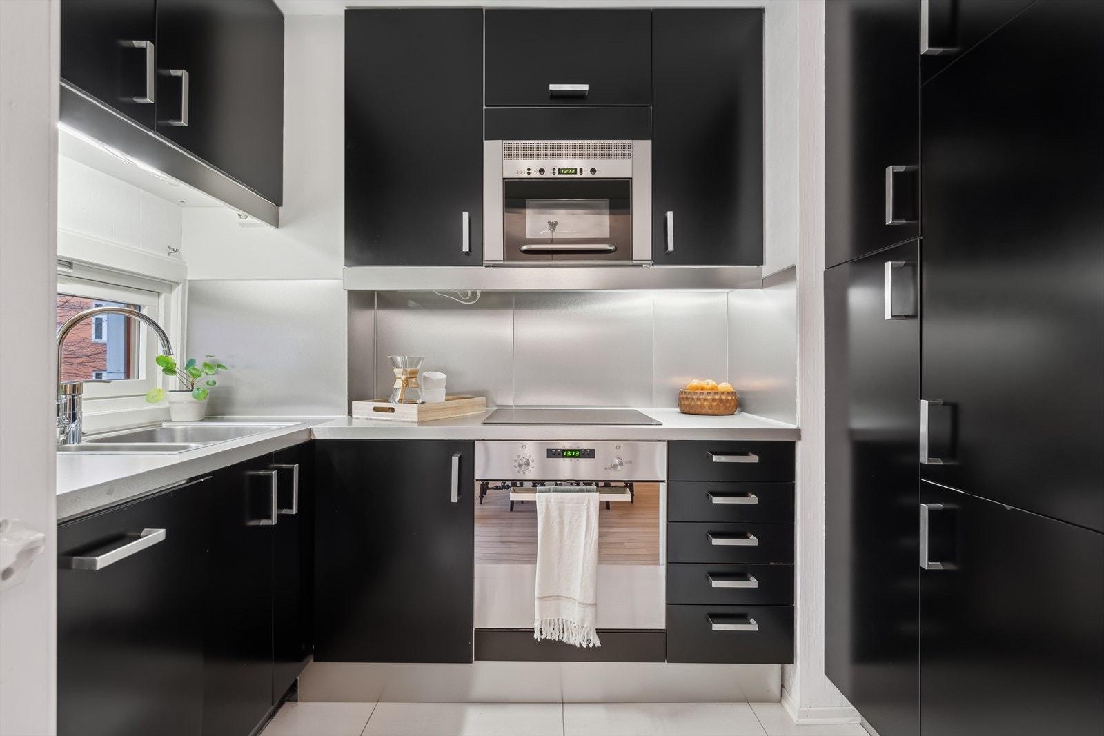 Kjøkken fra 2008/09 med glatte folierte fronter og laminat benkeplate Galleribilde