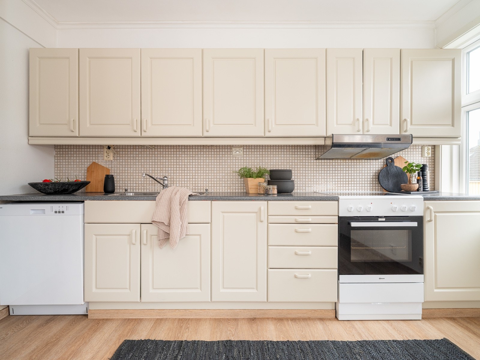 Kjøkkeninnredningen har svært god oppbevaringsplass i skuffer, over- og underskap. Galleribilde