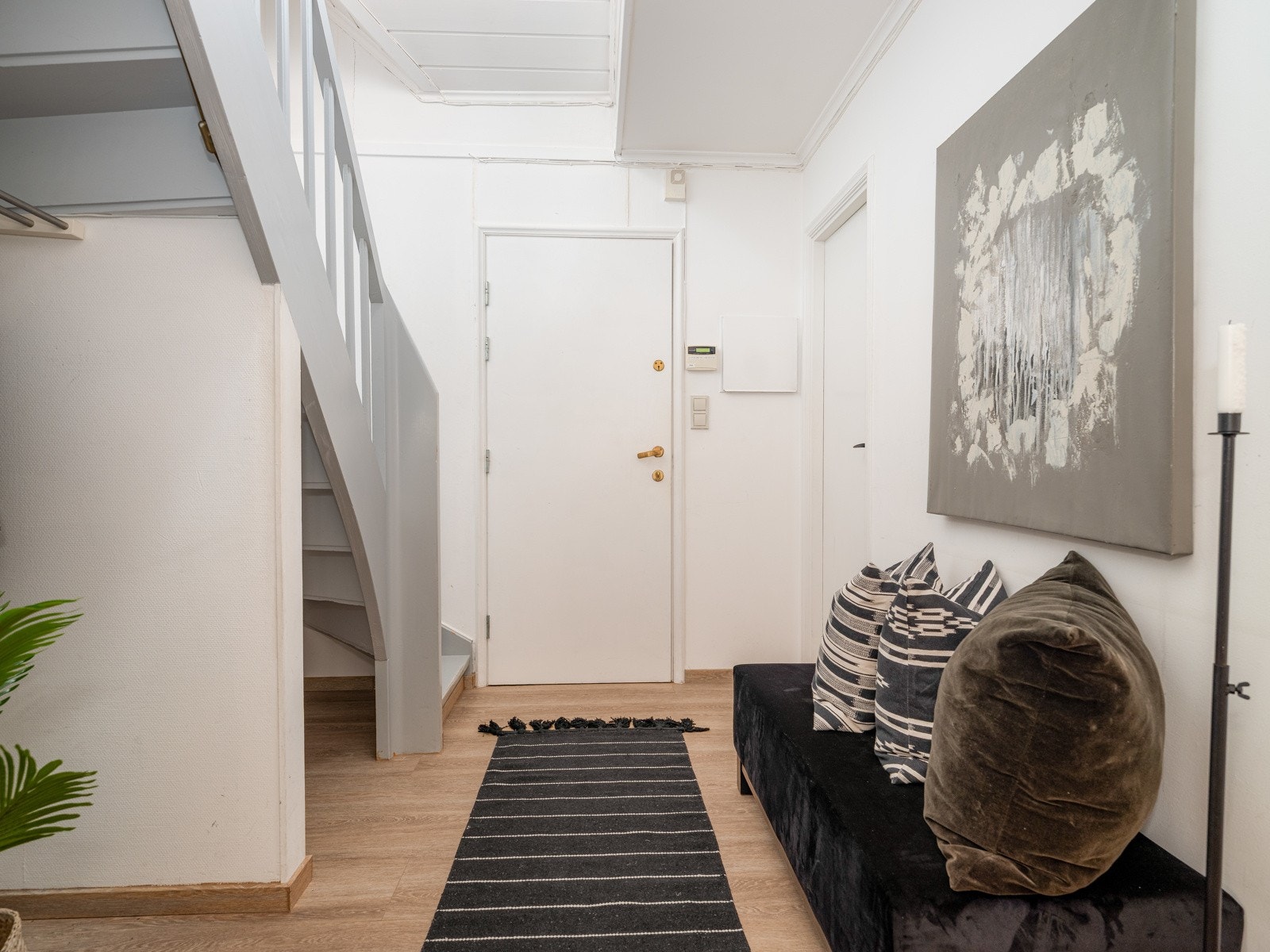 Entré på 8 kvm med god plass til oppbevaring av sko og yttertøy. Galleribilde