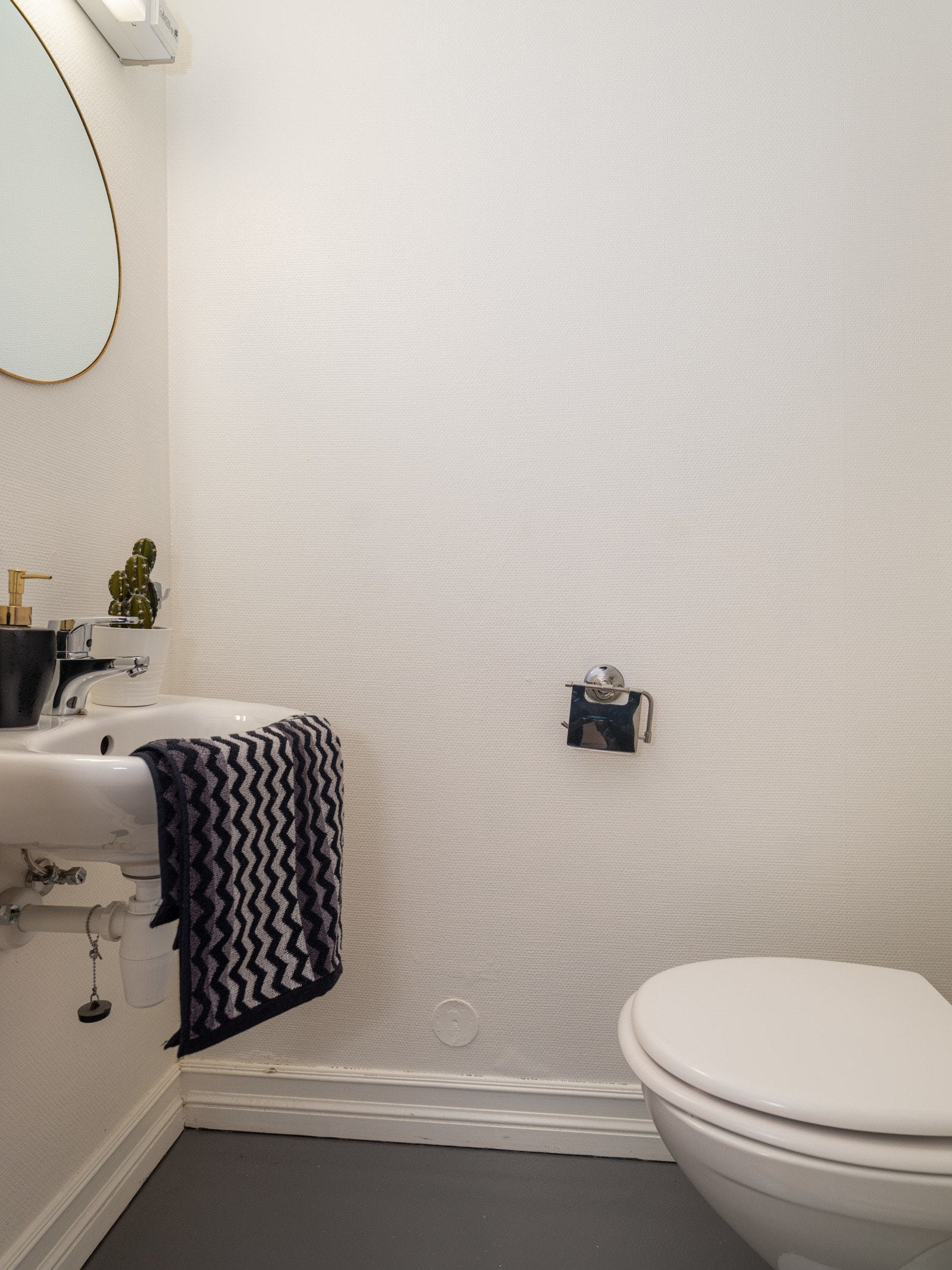 Praktisk ekstra toalettrom med egen servant. Galleribilde