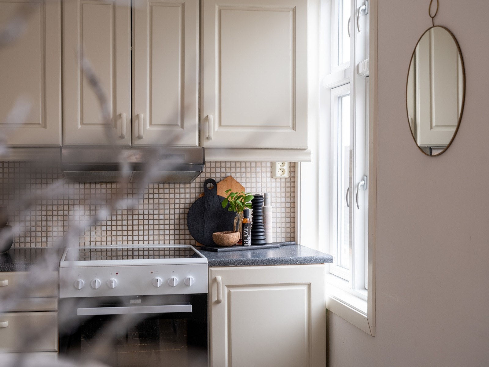 Skapdørene er omlakkert i 2025. Galleribilde