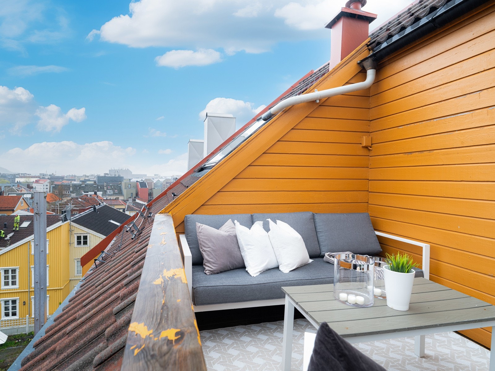 Denne flotte leiligheten går over to plan og har egen sørvestvendt takterrasse med fantastiske solforhold. Galleribilde