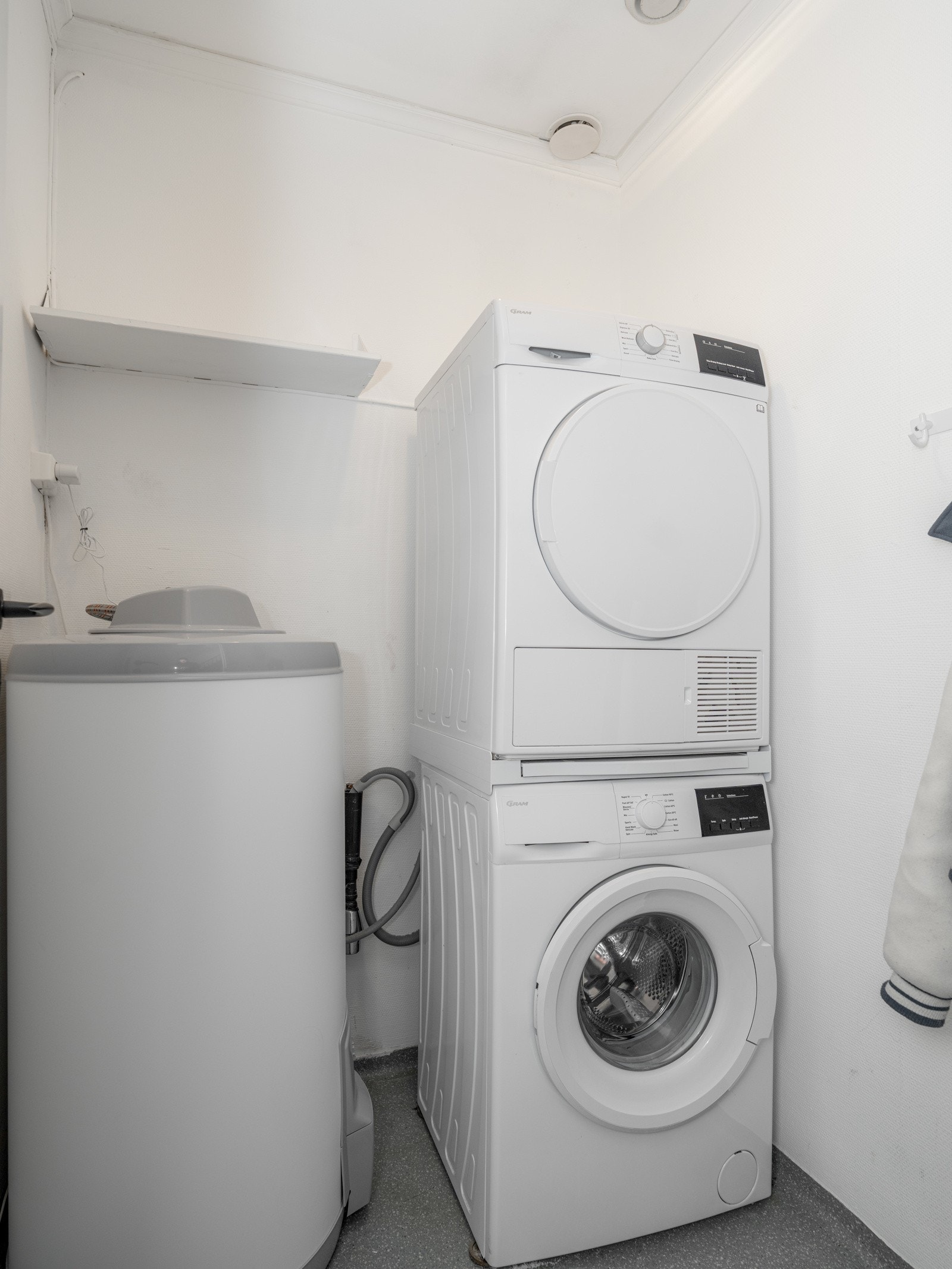 Leiligheten har også et eget vaskerom med opplegg for vaskemaskin og tørketrommel. Varmtvannsberederen er ny i 2025. Galleribilde